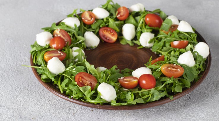 Новорічний салат-вінок з моцарелою, помідорами та горіхами