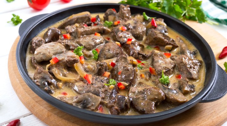 Куряча печінка з печерицями