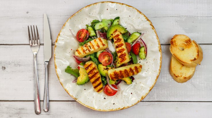 Салат із сиром халумі та овочами