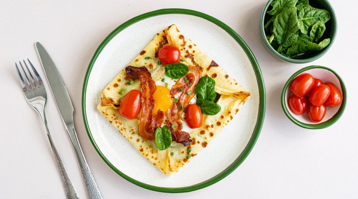 Галета з яйцем і беконом