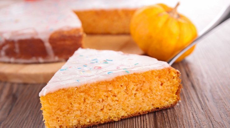 Гарбузовий пиріг з карамеллю, згущеним молоком та збитими вершками