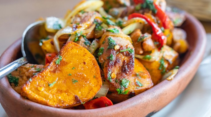 Смажена картопля з підчеревиною і овочами