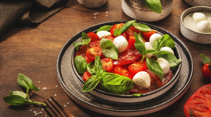 Сочный сезон: 20 рецептов салатов с помидорами на любой вкус