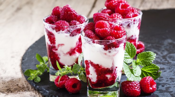 Морозиво з ягодами і горіхами