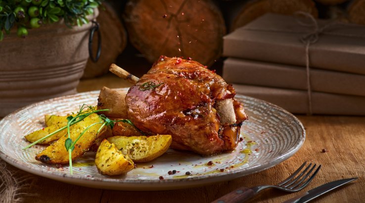 Свиняча рулька з картоплею