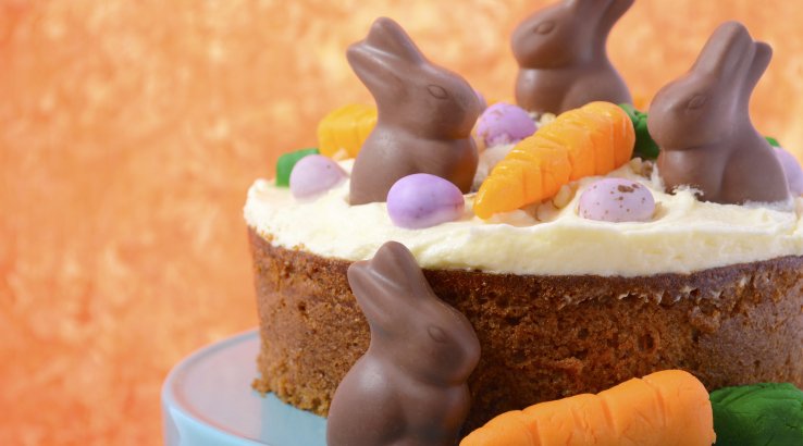 Крашанки і фігурка кролика