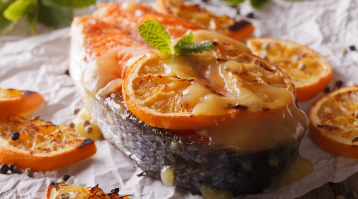 Медальйони з червоної риби з апельсином та розмарином