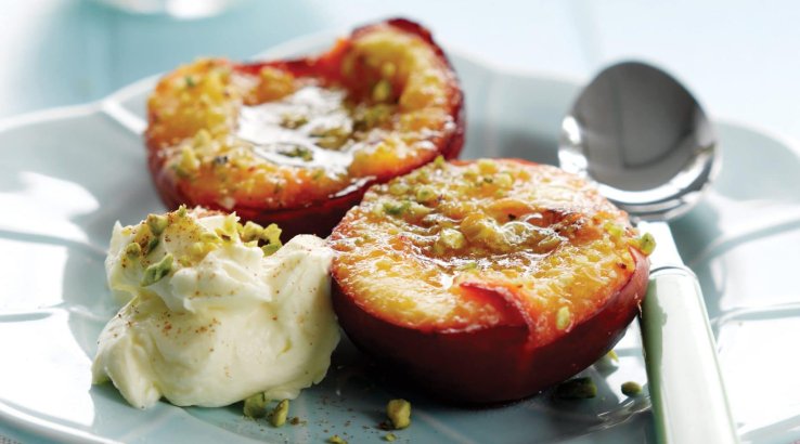 Запечені нектарини з фісташками