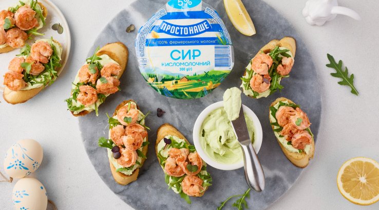 Брускети з креветками й кремом з авокадо та сиру