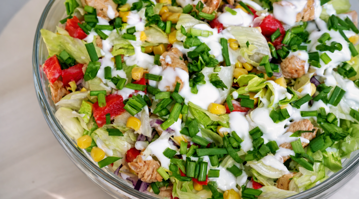 салат із куркою, перцем і кукурудзою