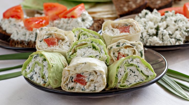 Роли з сиром, зеленню та овочами