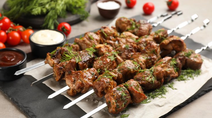 Класичний рецепт шашлику з цибулею та спеціями