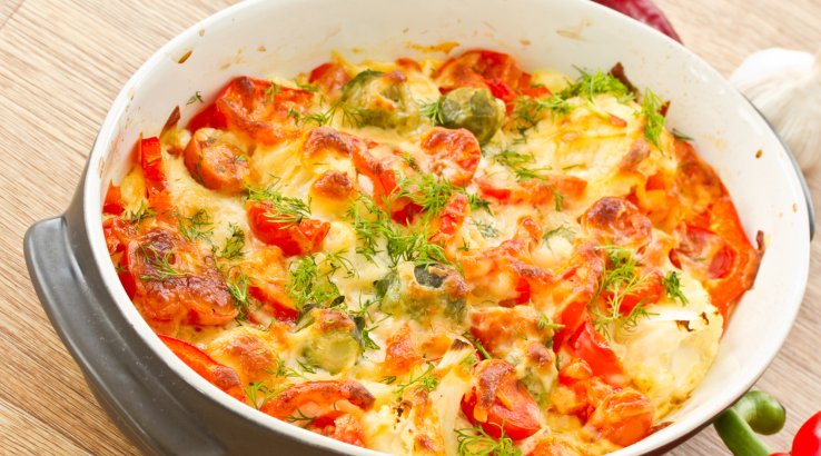 Капуста, запечена з помідорами