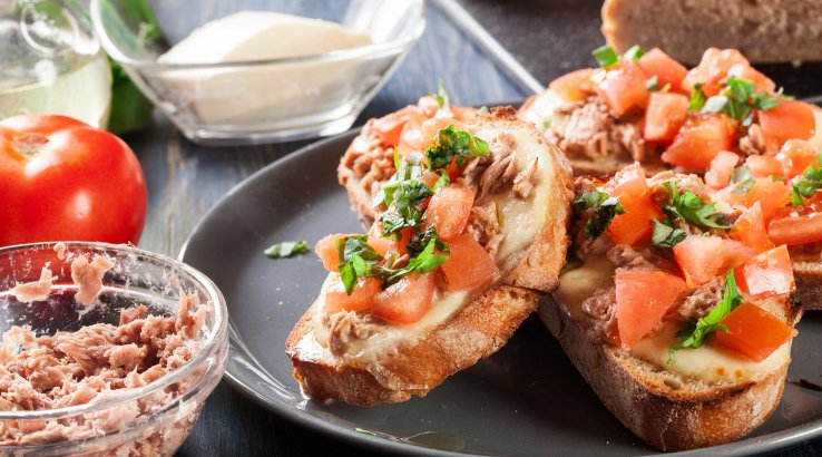 Канапки з тунцем та запеченими томатами