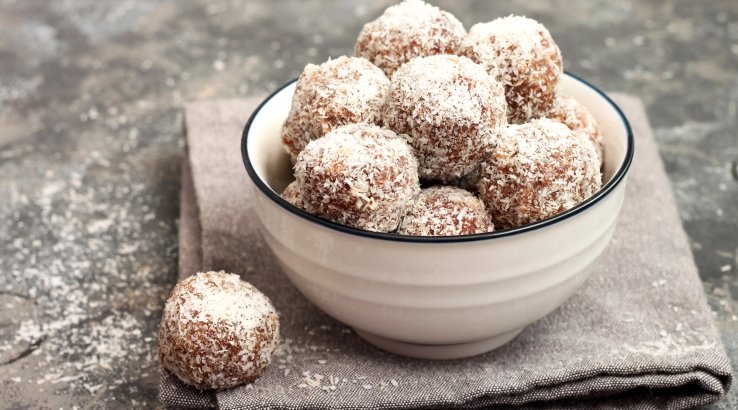 Веганські вівсяні кульки з фініками та горіхами