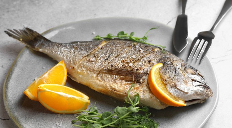 Риба, запечена з апельсином та часником