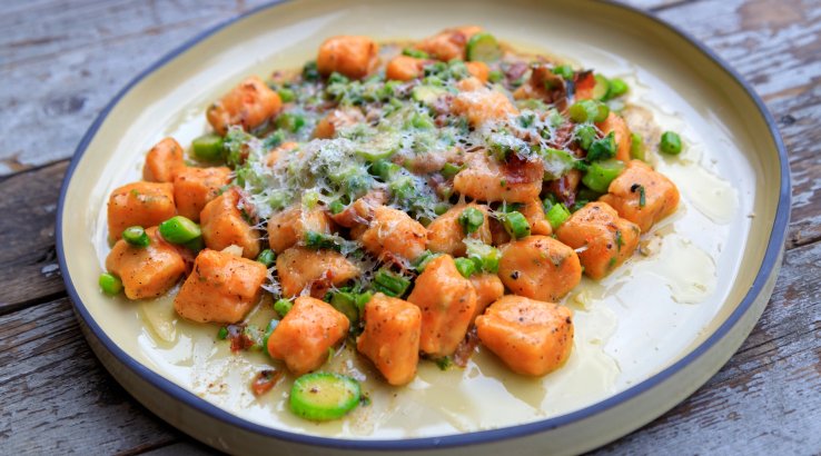 Ньокі з батату зі спаржею та беконом