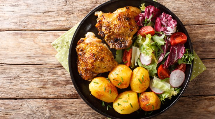 Курица с гарниром и салатом