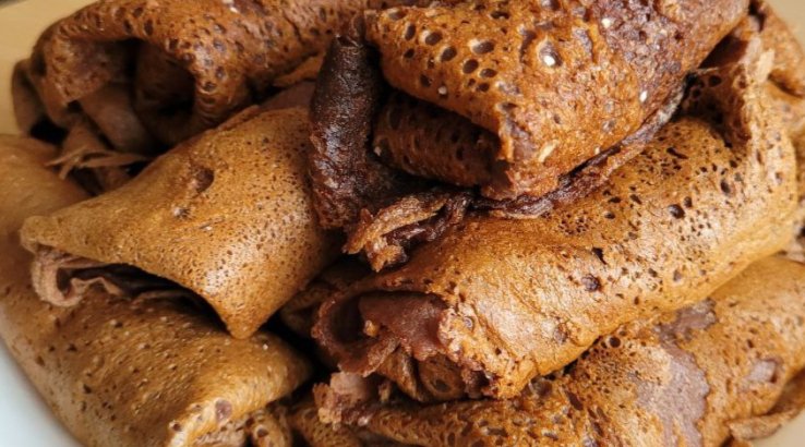 Шоколадні млинці з сирно-карамельною начинкою