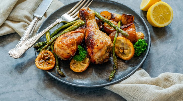 Запечена курка з картоплею та спаржею