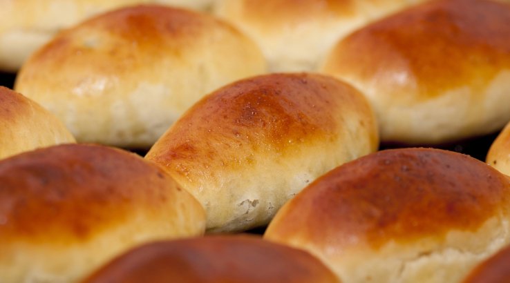 Булочки з вишневим варенням