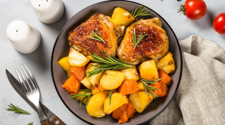 Курка, запечена з овочами