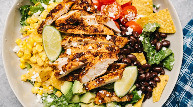 Салат з куркою, чорною квасолею і кукурудзою