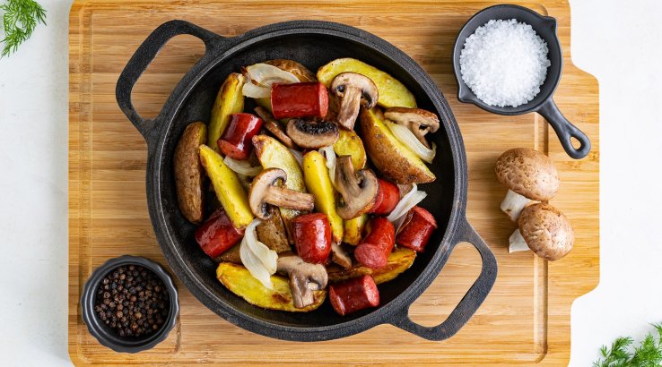 Картопля з ковбасками й грибами