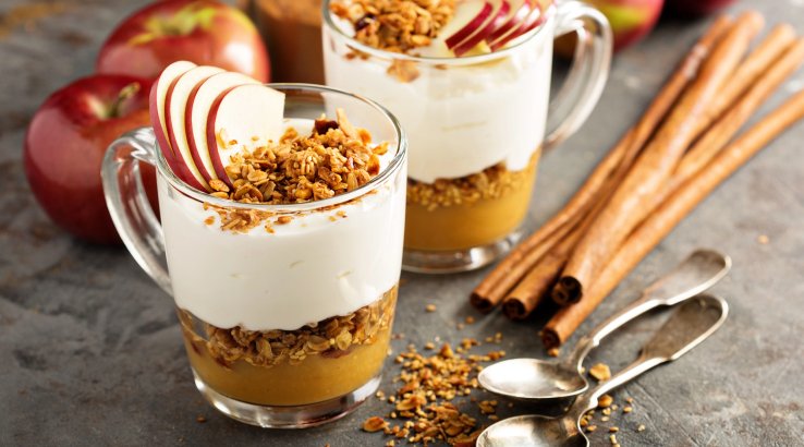 Йогуртовий десерт з яблуками