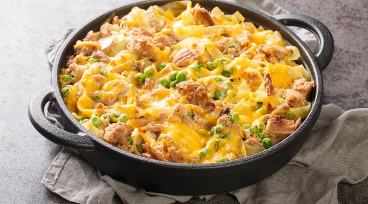 Запечена паста з тунцем і горошком