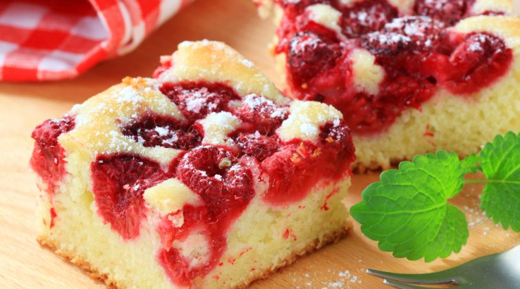 Шарлотка з малиною