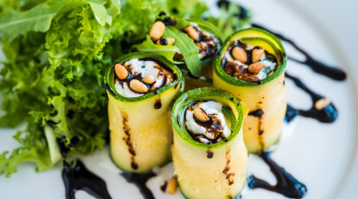 Рулетики з маринованого цукіні з курятиною