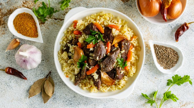 Плов з м’ясом у каструлі