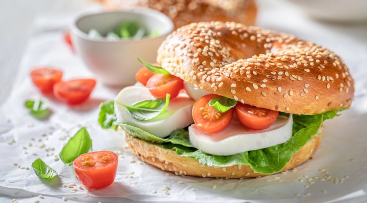 Запечений бублик з яйцем та овочами