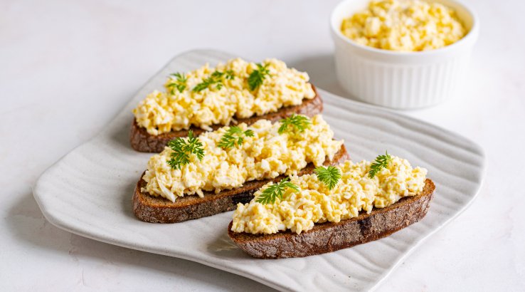 Салат-намазка з плавленим сиром, яйцем та часником