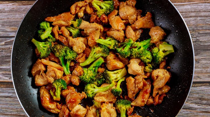 Курка з броколі, кунжутом та соєво-медовим соусом