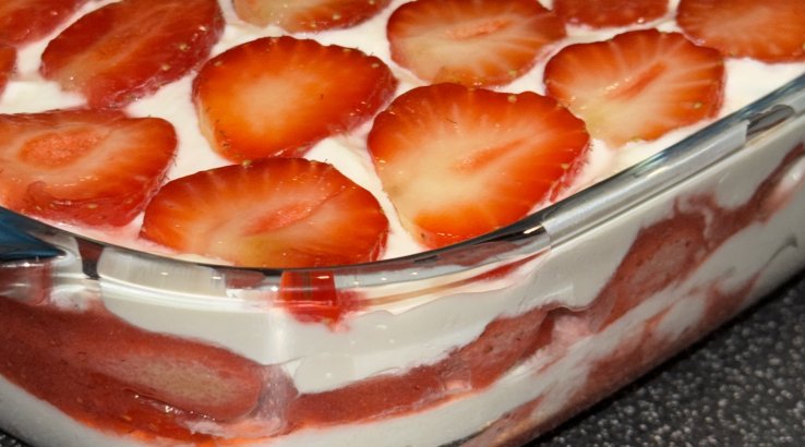 Полуничне тирамісу