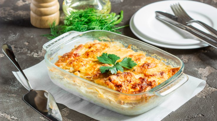 Риба з яблуками і картоплею під сиром