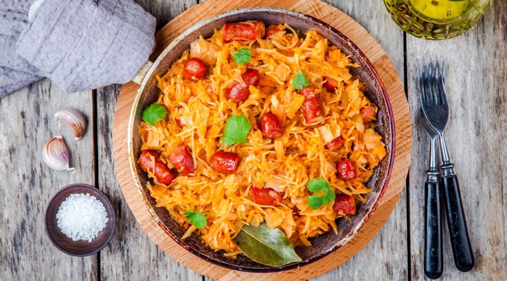 Тушкована капуста з ковбасою