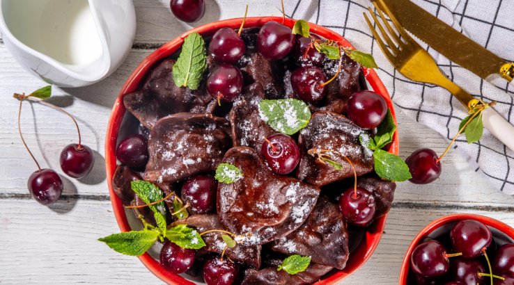 Шоколадні вареники із сиром і вишнями