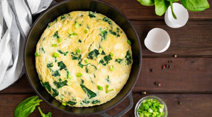 Сирний омлет із зеленою цибулею