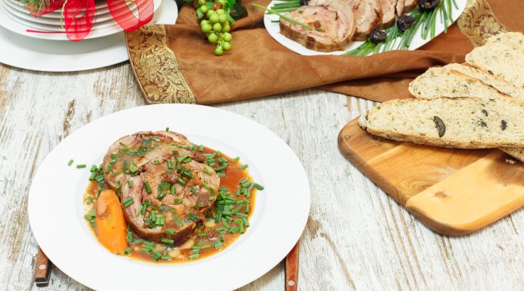 Телячі рулетики з беконом і овочами