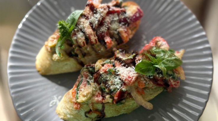 Брускети з запеченими перцями