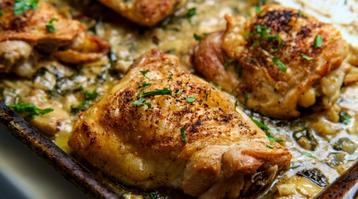 Курячі стегенця з капустою