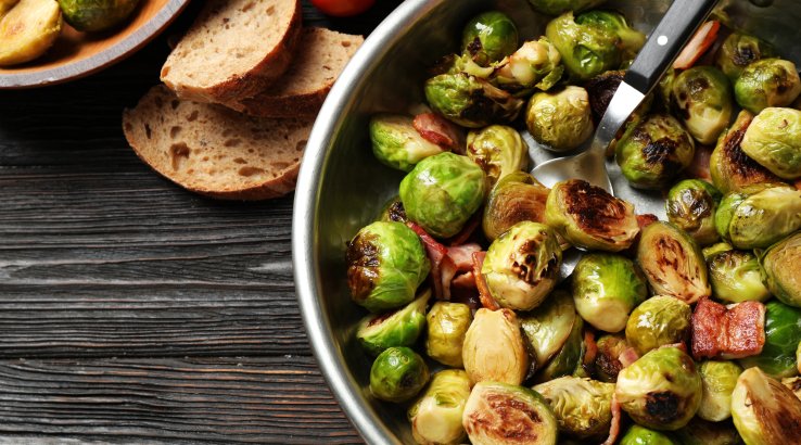 Смажена брюссельська капуста з грушами, горіхами та беконом