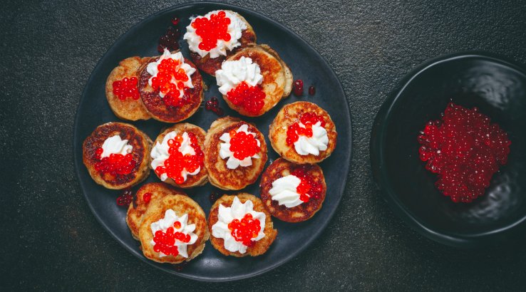 Оладки з червоною рибою та ікрою