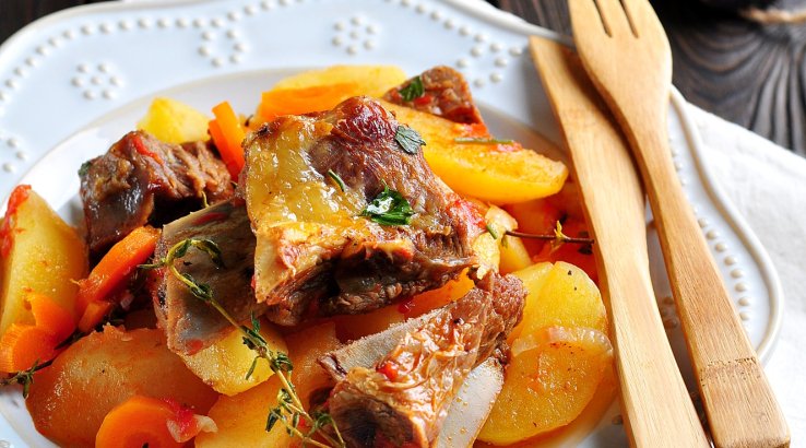 Свинячі рецебря з картоплею, морквою та яблуками