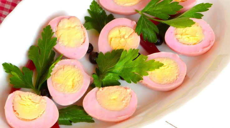 Рожеві варені яйця