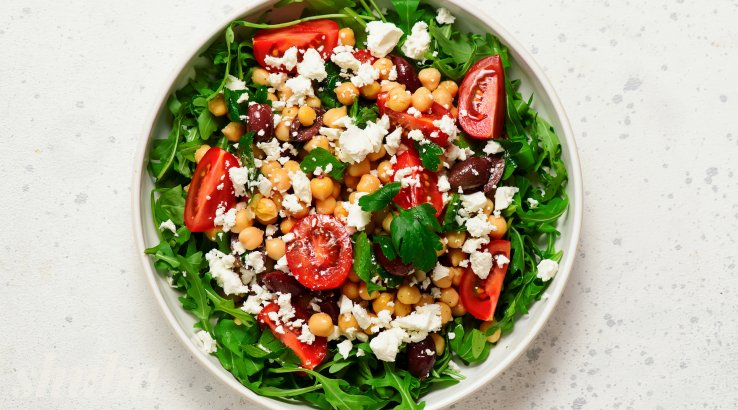Салат з нутом, фетою і руколою