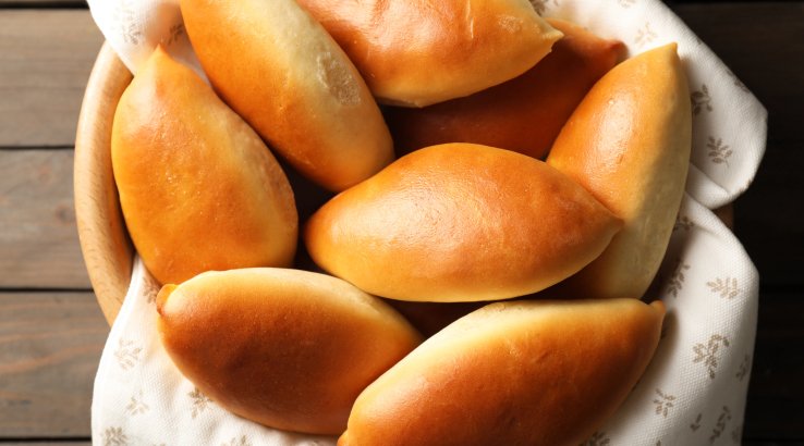 Дріжджові пиріжки з вишнею